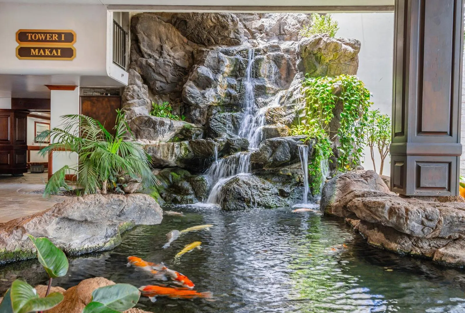 High-Floor Stylish Ocean Views Condo With Parking Honolulu Apartment